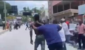 FOTO yon jèn gason popilasyon an te kenbe, yon akize de gang.