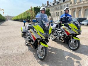 Photo de policiers français en compagnie de leurs Moto BMW de service, crédit photo: Google