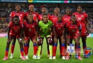 Photo de l'équipe féminine haïtienne de football avant le match de coupe du monde face à l'Angleterre. Crédit photo : @fhf