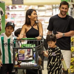 Léo Messi et sa famille dans un supermarché à Miami, crédit photo @R