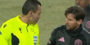Léo Messi et l'arbitre en question.